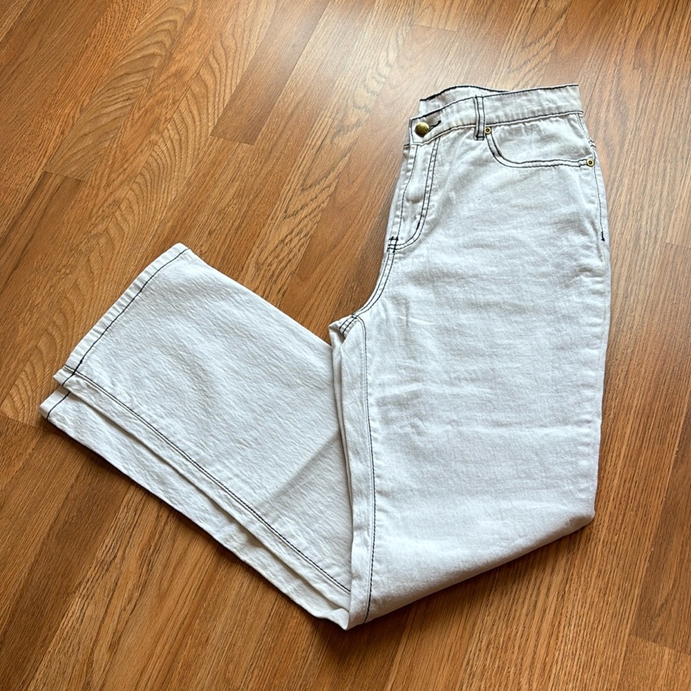 DG2 by Diane Gilman, chic classic straight leg white jeans/black trim. Size 10.